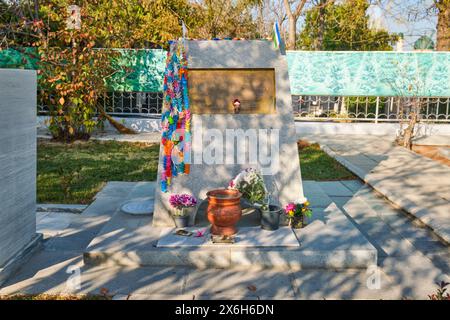 Le marqueur commémoratif, demandant la paix et l'amitié. Dans la section du cimetière japonais des prisonniers de guerre du complexe Fozil-Ota à Tachkent, Ouzbékistan. Banque D'Images