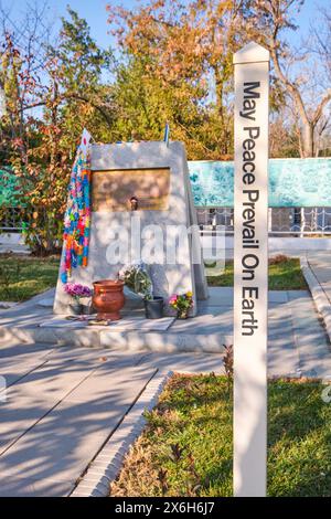 Le marqueur commémoratif, demandant la paix et l'amitié. Dans la section du cimetière japonais des prisonniers de guerre du complexe Fozil-Ota à Tachkent, Ouzbékistan. Banque D'Images