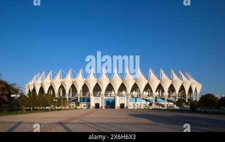 Vue extérieure de l'avant du stade avec panneau et design textile en forme de voile. À l'endroit moderne pour le football, Milliy Stadium, à Tachkent, Ouzbékistan Banque D'Images
