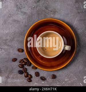 café expresso dans la tasse, vue de dessus sur fond texturé gris Banque D'Images