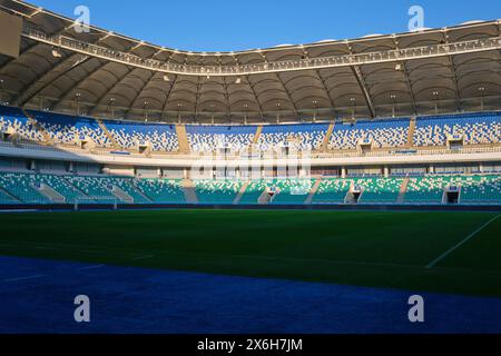 Une vue des tribunes, des sièges, un ovale autour du terrain, le terrain. Au lieu moderne pour le football, Milliy Stadium, à Tachkent, Ouzbékistan. Banque D'Images