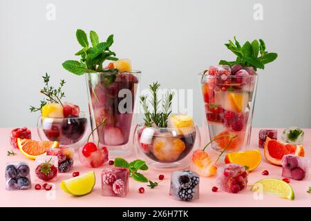 Boissons rafraîchissantes fraîches avec des glaçons avec des baies et des fruits et de la menthe, boisson froide d'été Banque D'Images