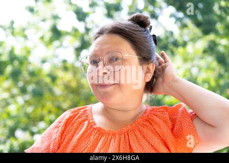 Femme attirante de 50 ans positive caucasienne regardant la caméra, joli portrait du visage en gros plan, rides sur la peau, lifting du visage, changements cutanés liés à l'âge Banque D'Images