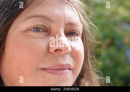 Caucasien positive 50 ans femme attrayante regardant, joli visage gros plan portrait, rides sur la peau, lifting, changements cutanés liés à l'âge, aestheti Banque D'Images