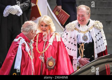 Londres, Royaume-Uni. 15 mai 2024. Le roi et la reine, ainsi que le lord maire, sortent de la cathédrale Saint-Paul après le service. Leurs Majestés le roi Charles III et la reine Camilla assistent aujourd'hui à un service de dédicace pour l'ordre de l'Empire britannique à la cathédrale Saint-Paul de Londres. Le service cérémoniel est suivi par les titulaires des prix de l'ordre, ainsi que de nombreux autres. Crédit : Imageplotter/Alamy Live News Banque D'Images