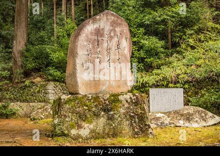 Statue de pierre de jizo de forêt sur la route de pèlerinage de Kumano Kodo Nakahechi, Nachisan, Wakayama, Japon Banque D'Images