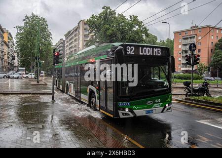 Milan, Italie. 15 mai 2024. Maltempo Viale dei mille e Viale AbruzziMilano, Italia - Cronaca Martedì, 15 Maggio, 2024. (Foto di Marco Ottico/Lapresse) mauvais temps Viale dei mille et Viale Abruzzi Milan, Italie - Actualités mardi, 15 mai, 2024. (Photo de Marco Ottico/Lapresse) crédit : LaPresse/Alamy Live News Banque D'Images