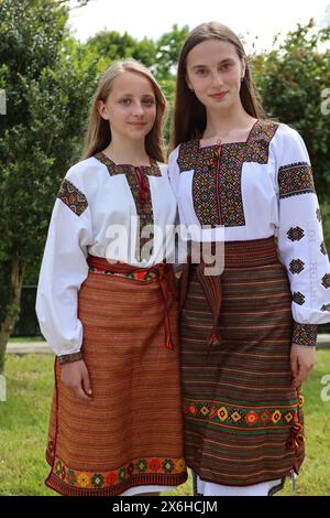 Non exclusif : RÉGION D'IVANO-FRANKIVSK, UKRAINE - 14 MAI 2024 - les filles portent des vêtements traditionnels lors de l'ouverture de la Patsiorky Artistic an colorée Banque D'Images