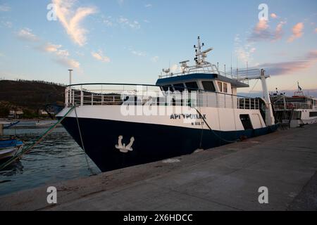 Île d'Evia, Pefki, Grèce - 8 août 2023 : bateau de pêche au port dans la ville de Pefki à l'île d'Evia en Grèce Banque D'Images