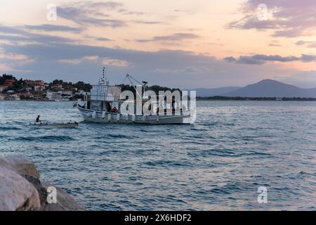 Île d'Evia, Pefki, Grèce - 8 août 2023 : bateau de pêche naviguant en mer sur l'île d'Evia en Grèce Banque D'Images