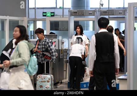 Tianjin. 15 mai 2024. Les passagers passent le contrôle de sécurité au Tianjin International Cruise Home Port dans la municipalité de Tianjin, dans le nord de la Chine, le 15 mai 2024. Alors que le bateau de croisière Dream a mis les voiles mercredi, Tianjin International Cruise Home Port a reçu plus de 100 000 voyages de passagers de croisière internationaux en 2024. Crédit : Zhao Zishuo/Xinhua/Alamy Live News Banque D'Images