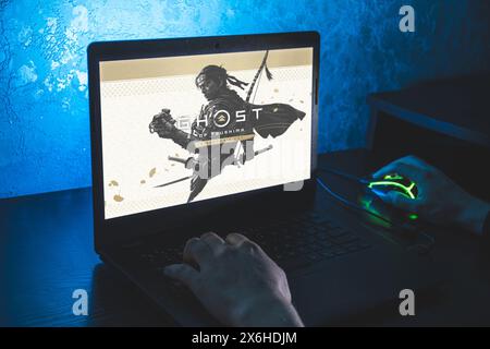 Point de vue joueur jouant au jeu vidéo de Ghost of Tsushima DIRECTOR'S CUT sur ordinateur portable PC Banque D'Images