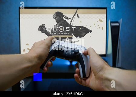 Point de vue joueur jouant au jeu vidéo de Ghost of Tsushima DIRECTOR'S CUT sur PlayStation 5 Banque D'Images