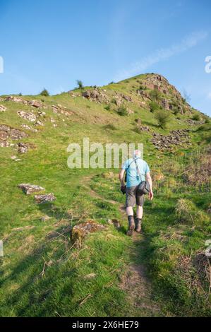 Homme grimpant Skirrid Mountain, Powys, pays de Galles, Royaume-Uni Banque D'Images