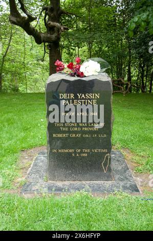 Mémorial aux victimes palestiniennes décédées le 9 avril 1948, Glasgow, Écosse, Royaume-Uni. fleurs sur la pierre commémorative. Banque D'Images