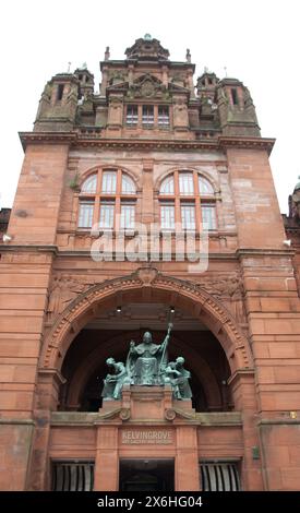 Statue de St Mango ; Kelvin Grove Art Gallery and Museum, Glasgow, Écosse, Royaume-Uni - St Mungo est le Saint patron de Glasgow. Deux femelles - une lisant a Banque D'Images