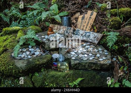 Statue de pierre de jizo de forêt sur la route de pèlerinage de Kumano Kodo Nakahechi, Nachisan, Wakayama, Japon Banque D'Images