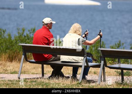 2 Senioren auf einer Parkbank Norderstedt Schleswig-Holstein Deutschland *** 2 personnes âgées sur un banc de parc Norderstedt Schleswig Holstein Allemagne Copyright : xLobeca/RHx Banque D'Images