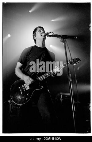 QUEENS OF THE STONE AGE, CLASSÉ R TOUR, 2001 : Josh homme du groupe de rock Queens of the Stone Age (QOTSA) lors de leur Rated R Tour au Newport Centre à Newport, au pays de Galles, au Royaume-Uni, le 7 juin 2001. Photo : Rob Watkins. INFO : Queens of the Stone Age, un groupe de rock américain formé à Palm Desert, en Californie, en 1996, a redéfini le rock moderne avec ses riffs lourds et ses mélodies complexes. Des tubes comme « No One Knows » et « Go with the Flow » mettent en valeur leur son dynamique et leur approche innovante de la musique. Banque D'Images