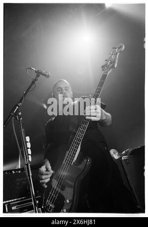 NICK OLIVERI, CLASSÉ R TOURNÉE, 2001 : Nick Oliveri du groupe de rock Queens of the Stone Age (QOTSA) lors de leur tournée Rated R Tour au Newport Centre à Newport, au pays de Galles, au Royaume-Uni, le 7 juin 2001. Photo : Rob Watkins. INFO : Queens of the Stone Age, un groupe de rock américain formé à Palm Desert, en Californie, en 1996, a redéfini le rock moderne avec ses riffs lourds et ses mélodies complexes. Des tubes comme « No One Knows » et « Go with the Flow » mettent en valeur leur son dynamique et leur approche innovante de la musique. Banque D'Images