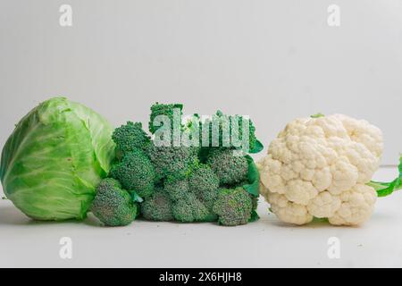 brocoli frais, chou-fleur et chou, fraîchement récoltés, cultivés de manière biologique, sur fond blanc Banque D'Images