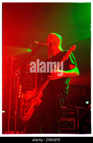 NICK OLIVERI, CLASSÉ R TOURNÉE, 2001 : Nick Oliveri du groupe de rock Queens of the Stone Age (QOTSA) lors de leur tournée Rated R Tour au Newport Centre à Newport, au pays de Galles, au Royaume-Uni, le 7 juin 2001. Photo : Rob Watkins. INFO : Queens of the Stone Age, un groupe de rock américain formé à Palm Desert, en Californie, en 1996, a redéfini le rock moderne avec ses riffs lourds et ses mélodies complexes. Des tubes comme « No One Knows » et « Go with the Flow » mettent en valeur leur son dynamique et leur approche innovante de la musique. Banque D'Images