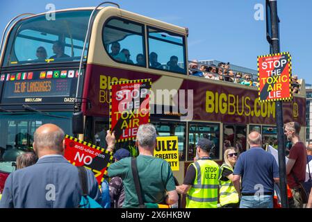 Des banderoles et des pancartes sont visibles alors que les participants se rassemblent pour une démonstration d'expansion anti-ULEZ autour du London Bridge à Londres. Banque D'Images