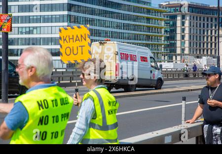 Des banderoles et des pancartes sont visibles alors que les participants se rassemblent pour une démonstration d'expansion anti-ULEZ autour du London Bridge à Londres. Banque D'Images