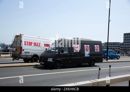 Les camionnettes avec des autocollants sont vues alors que les participants se rassemblent pour une démonstration d'expansion anti-ULEZ autour du London Bridge à Londres. Banque D'Images