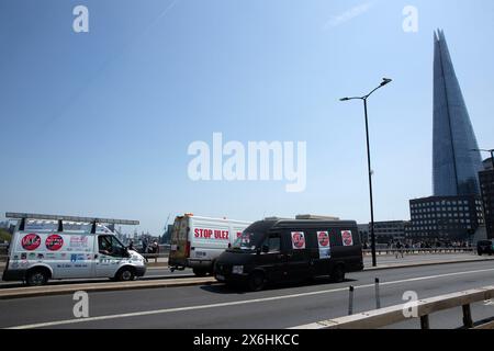 Les camionnettes avec des autocollants sont vues alors que les participants se rassemblent pour une démonstration d'expansion anti-ULEZ autour du London Bridge à Londres. Banque D'Images