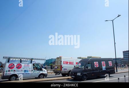 Les camionnettes avec des autocollants sont vues alors que les participants se rassemblent pour une démonstration d'expansion anti-ULEZ autour du London Bridge à Londres. Banque D'Images