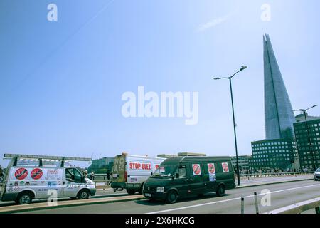 Les camionnettes avec des autocollants sont vues alors que les participants se rassemblent pour une démonstration d'expansion anti-ULEZ autour du London Bridge à Londres. Banque D'Images