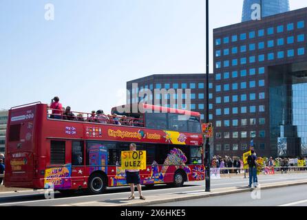 Des banderoles et des pancartes sont visibles alors que les participants se rassemblent pour une démonstration d'expansion anti-ULEZ autour du London Bridge à Londres. Banque D'Images