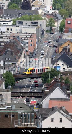 Blick ins Huettental Hüttental aus dem Schlosspark vom Oberen Schloss. IM Bild die Hagener Straße WO sich unter anderem auch die neue Umweltspur fuer für Busse und Fahrraeder Fahrräder befindet. Die Umweltspur ist jeweils auf der Fahrbahn aussen. Fruehling Frühling im Siegerland AM 15.05.2024 à Siegen/Deutschland. *** Vue sur le Huettental Hüttental depuis le parc du château du château supérieur dans l'image le Hagener Straße où, entre autres choses, la nouvelle voie environnementale pour les bus et les vélos est situé la voie environnementale est toujours à l'extérieur de la route printemps printemps en S. Banque D'Images