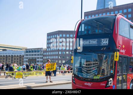 Des banderoles et des pancartes sont visibles alors que les participants se rassemblent pour une démonstration d'expansion anti-ULEZ autour du London Bridge à Londres. Banque D'Images