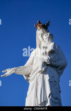 La Vierge de Monton, statue d'une Vierge à l'enfant située en France à Veyre-Monton, dans le département du Puy-de-Dôme Banque D'Images