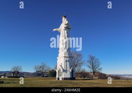 La Vierge de Monton, statue d'une Vierge à l'enfant située en France à Veyre-Monton, dans le département du Puy-de-Dôme Banque D'Images