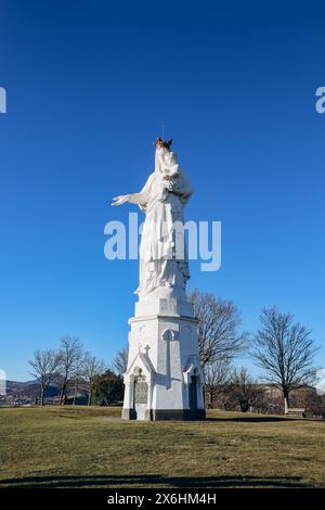 La Vierge de Monton, statue d'une Vierge à l'enfant située en France à Veyre-Monton, dans le département du Puy-de-Dôme Banque D'Images