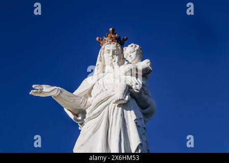 La Vierge de Monton, statue d'une Vierge à l'enfant située en France à Veyre-Monton, dans le département du Puy-de-Dôme Banque D'Images