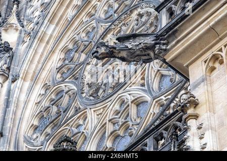 PRAGUE, RÉPUBLIQUE TCHÈQUE - 26 OCTOBRE 2023 : C'est l'une des gargouilles de la cathédrale gothique Guy Vitus. Banque D'Images