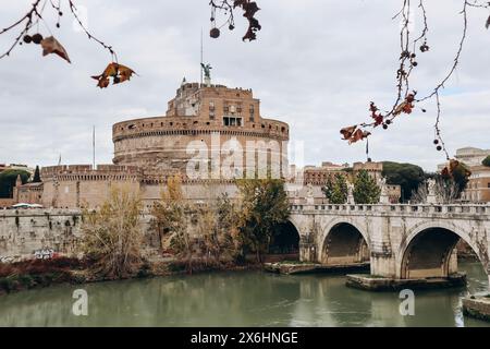 Angelo Bridge et Castel Sant'Angelo à Rome par un jour nuageux de décembre Banque D'Images