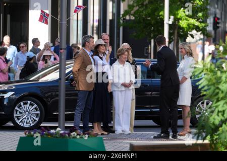 Oslo 20240515.le roi Frederik et la reine Marie du Danemark, la reine Sonja ainsi que le prince héritier Haakon et mette-Marit lors d'une promenade le long de la promenade du port d'Oslo où on leur présente des solutions norvégiennes-danoises pour les futurs espaces urbains, l'architecture durable et l'architecture communautaire. Photo : Lise Åserud / NTB Banque D'Images