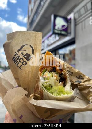 15 mai 2024, Grande-Bretagne, Londres : le logo Taco Bell et un burrito peuvent être vus à l'extérieur d'une succursale de la chaîne à Londres. La chaîne de restauration rapide américaine Taco Bell se développe sur le marché allemand. Le premier restaurant ouvrira à Berlin cet été, et d'autres suivront. Photo : Julia Kilian/dpa Banque D'Images