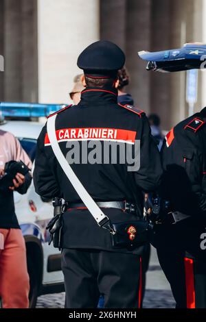 Un carabinier à Rome, (traduction « carabiniers »), gendarmerie nationale de l'Italie Banque D'Images