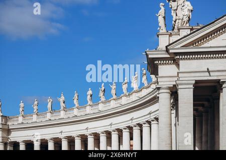 La basilique papale Saint-Pierre au Vatican, ou simplement la basilique Saint-Pierre, une église italienne de la Renaissance et du baroque située dans la Cité du Vatican Banque D'Images