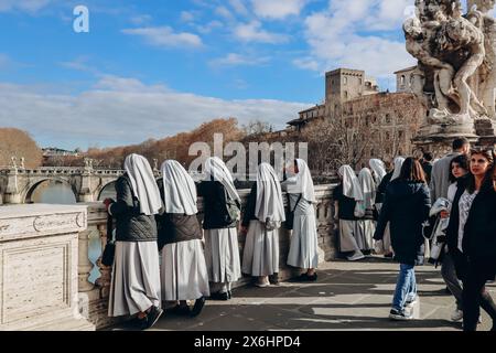 Les religieuses sur le Ponte Vittorio Emanuele II regardent Rome et Castel Angelo Banque D'Images