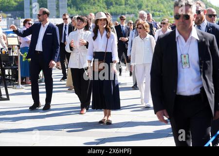 Oslo 20240515.le roi Frederik et la reine Marie du Danemark, la reine Sonja ainsi que le prince héritier Haakon et mette-Marit lors d'une promenade le long de la promenade du port d'Oslo où on leur présente des solutions norvégiennes-danoises pour les futurs espaces urbains, l'architecture durable et l'architecture communautaire. Photo : Lise Åserud / NTB Banque D'Images