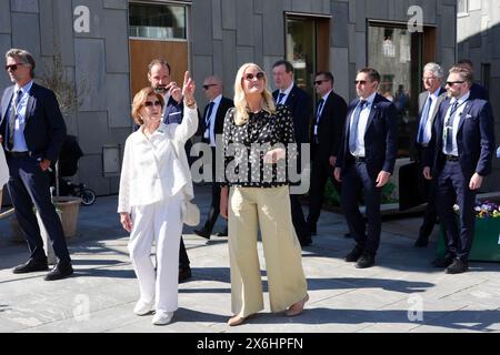 Oslo 20240515.le roi Frederik et la reine Marie du Danemark, la reine Sonja ainsi que le prince héritier Haakon et mette-Marit lors d'une promenade le long de la promenade du port d'Oslo où on leur présente des solutions norvégiennes-danoises pour les futurs espaces urbains, l'architecture durable et l'architecture communautaire. Photo : Lise Åserud / NTB Banque D'Images