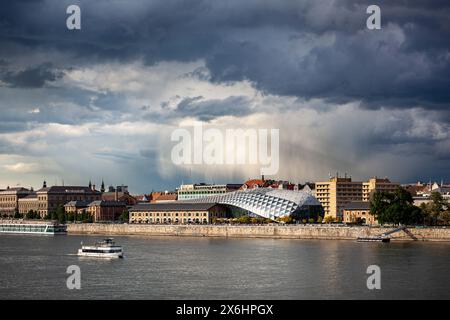 La rive de Budapest avec le bâtiment Bálna Banque D'Images