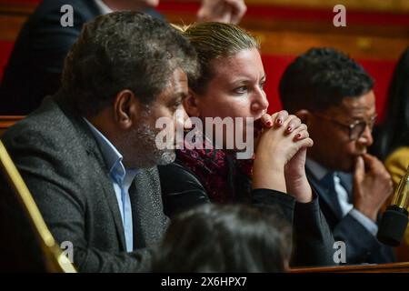 Mathilde Panot (R), députée française et présidente du groupe "la France insoumise - NUPES" à l'Assemblée nationale, s'entretient avec la députée française et membre du parti de gauche "la France insoumise" et de la coalition de gauche "NUPES" Jean-Hugues Ratenon lors d'une séance de questions au gouvernement à l'Assemblée nationale en Paris le 15 mai 2024. Photo de Firas Abdullah/ABACAPRESS. COM Credit : Abaca Press/Alamy Live News Banque D'Images